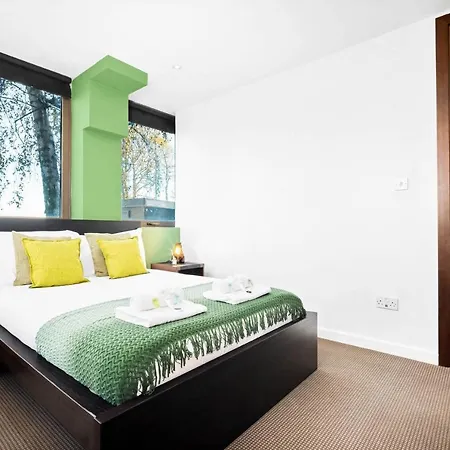 Modern 1 Bed In Perry Barr ☆ Close To Town ✪ Next To Alexander Stadium → Free Nearby Street Parking - Easy Bus & Train Routes To City Centre - Smart Tv - Located By One Stop Shopping Centre With Nandos, Argos, Kfc, Jd Sports And More! شقة *