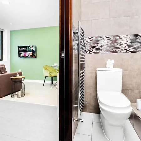 Modern 1 Bed In Perry Barr ☆ Close To Town ✪ Next To Alexander Stadium → Free Nearby Street Parking - Easy Bus & Train Routes To City Centre - Smart Tv - Located By One Stop Shopping Centre With Nandos, Argos, Kfc, Jd Sports And More! * برمنغهام