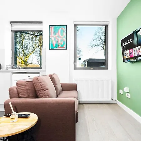 Modern 1 Bed In Perry Barr ☆ Close To Town ✪ Next To Alexander Stadium → Free Nearby Street Parking - Easy Bus & Train Routes To City Centre - Smart Tv - Located By One Stop Shopping Centre With Nandos, Argos, Kfc, Jd Sports And More! شقة