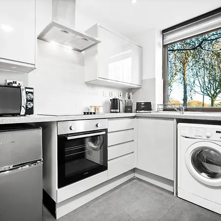 Modern 1 Bed In Perry Barr ☆ Close To Town ✪ Next To Alexander Stadium → Free Nearby Street Parking - Easy Bus & Train Routes To City Centre - Smart Tv - Located By One Stop Shopping Centre With Nandos, Argos, Kfc, Jd Sports And More!